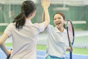 テニスサークルを楽しむ女性
