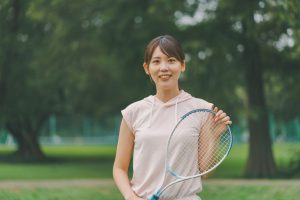 テニスラケットを持つ女性