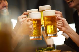 ビールで乾杯する男女