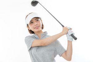 ゴルフスイングする女性