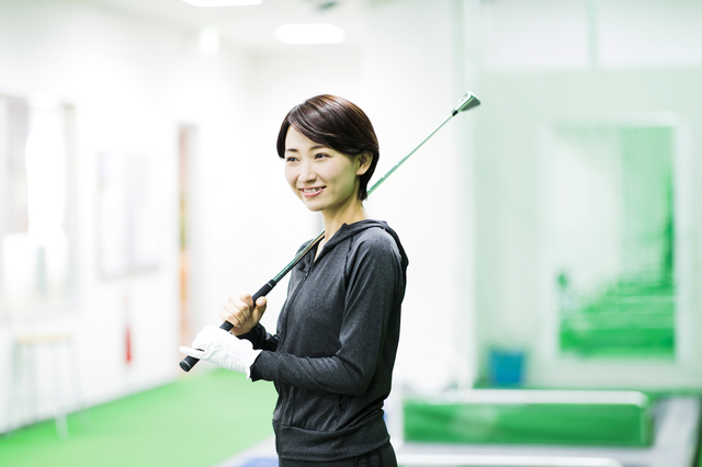 ゴルフをする40代女性