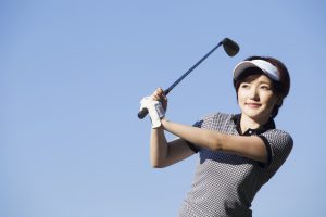 ゴルフをする40代女性