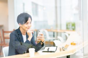 スマホを見る男性