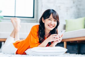 スマホを見る女性