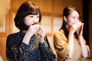 日本酒を飲む女性